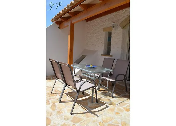 Spiti Thea Makrádes